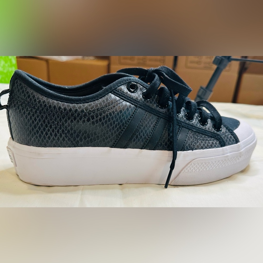 NEW adidas Originals Women’s Nizza Sneakers with platform, 11, Leather.